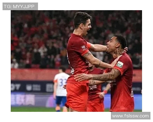 足球明星勇敢出手拦下保安队展现人性光辉与体育精神 足球明星勇敢出手拦下保安队展现人性光辉与体育精神